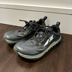 Altra Lone Peak 8 - Size W9.5 - like new condition